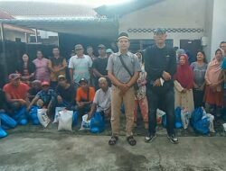 Berbagi Berkah, M Arif Tanjung Serahkan Paket Sembako bagi Warga Dhuafa dan Lansia