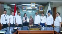 Wamenaker Afriansyah Noor saat menyaksikan penyerahan ijazah oleh pihak perusahaan kepada pekerja di Kantor Kemnaker, Jakarta, Senin (8/12/2025).