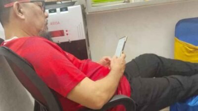 Virul foto napi korupsi, Ilyas Sitorus, terlihat sedang asik bermain HP di Rutan Tanjung Gusta.