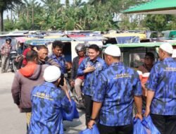 Ricky Anthony Bagikan 250 Bingkisan Lebaran kepada Penarik Becak di Stabat